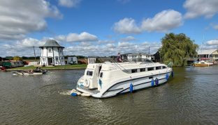 Faircraft 33 - Go With The Flow - 6 Berth Inland Broads cruiser 