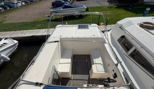 Faircraft 33 - Go With The Flow - 6 Berth Inland Broads cruiser 
