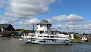 Faircraft 33 - Go With The Flow - 6 Berth Inland Broads cruiser 