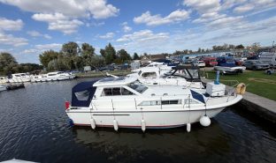 Princess 33 - Eva's Mist - 6 Berth Semi-displacement motor cruiser