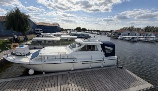Princess 33 - Eva's Mist - 6 Berth Semi-displacement motor cruiser